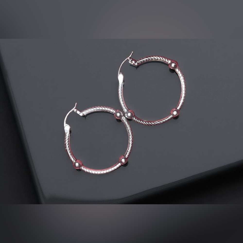 Silver toned hoop earring’s 🥳